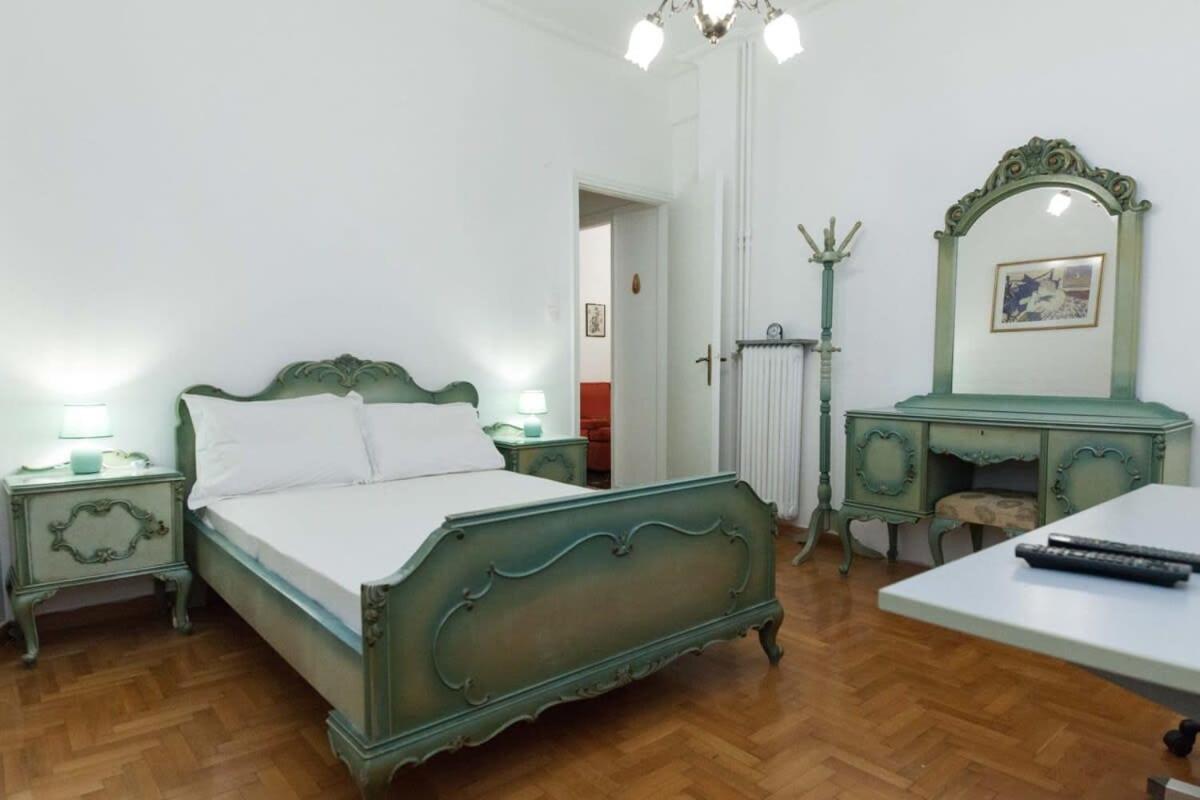 Charming Vintage 2Br Apartment With Balcony In Koukaki Athens Exterior photo