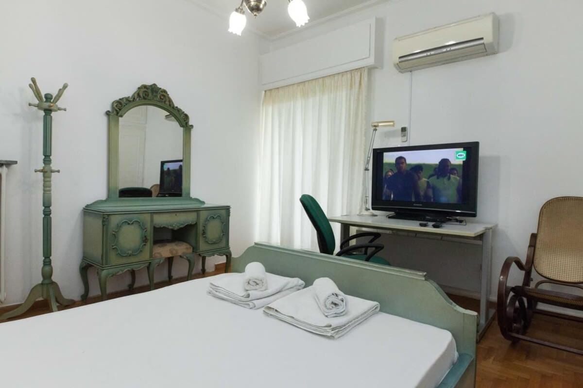 Charming Vintage 2Br Apartment With Balcony In Koukaki Athens Exterior photo