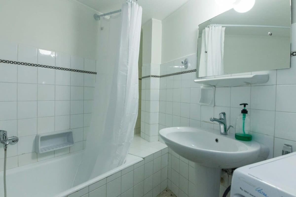 Charming Vintage 2Br Apartment With Balcony In Koukaki Athens Exterior photo